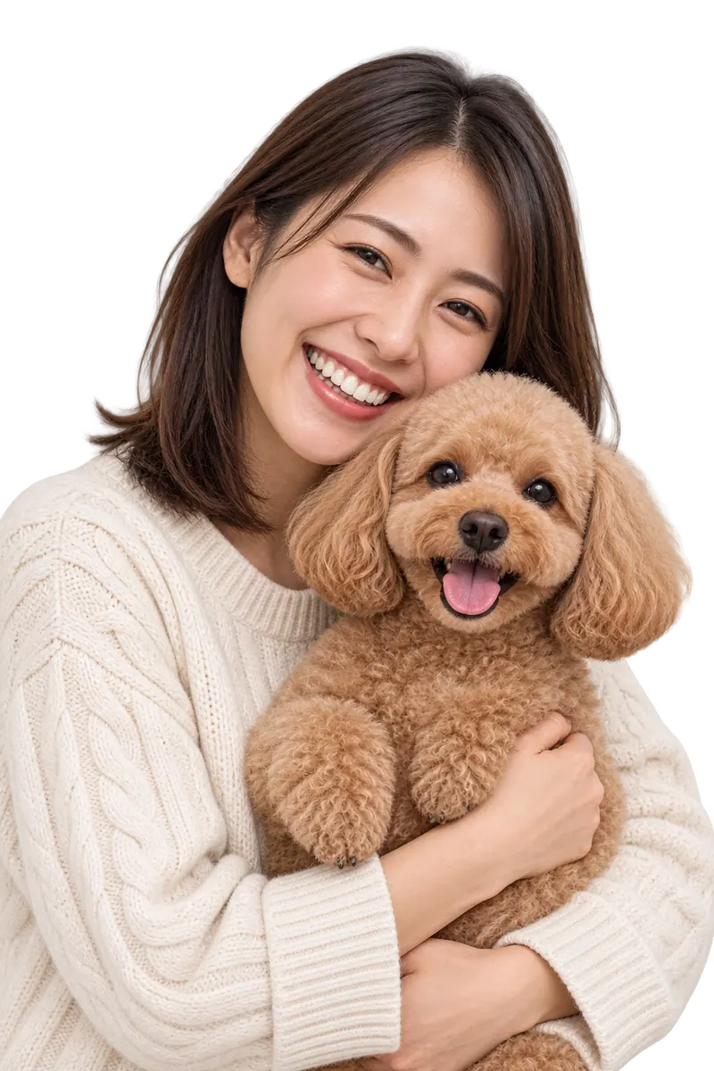 トイプードルを抱きしめてくつろぐ女性